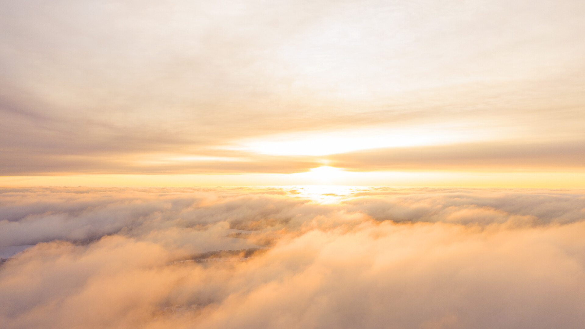 美丽壮观的云海日出自然风光鸟图蓝天白云。顶部视图。从无人机观看。鸟图蓝天白云。顶部视图。从无人机观看。空中鸟图。空中顶部视图云景。云的纹理。从上面看。云端上的日出或日落