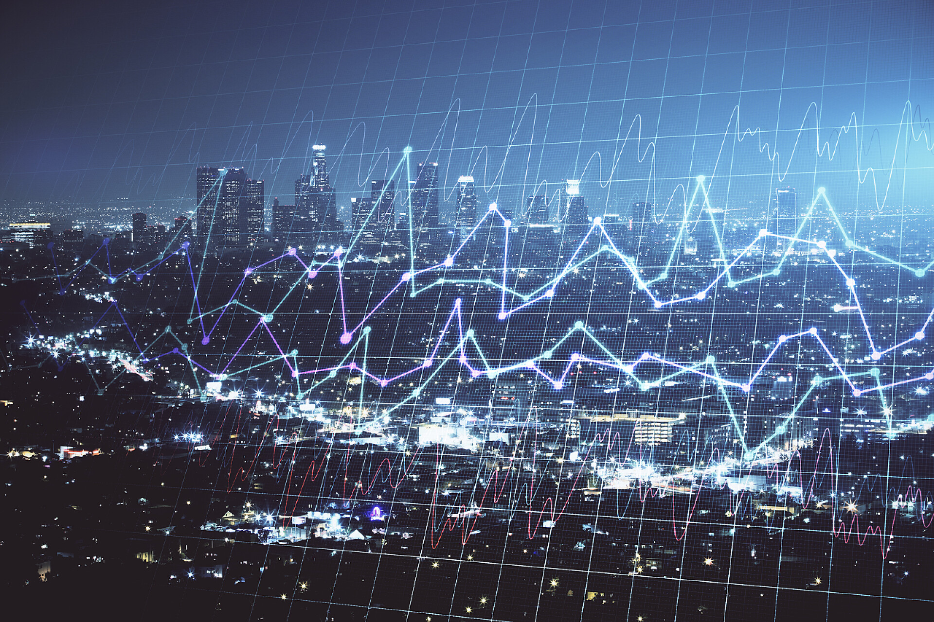 虚拟与现实的结合高楼大厦和曲线图科技背景金融图上夜市景观与高楼背景多重曝光。分析概念.
