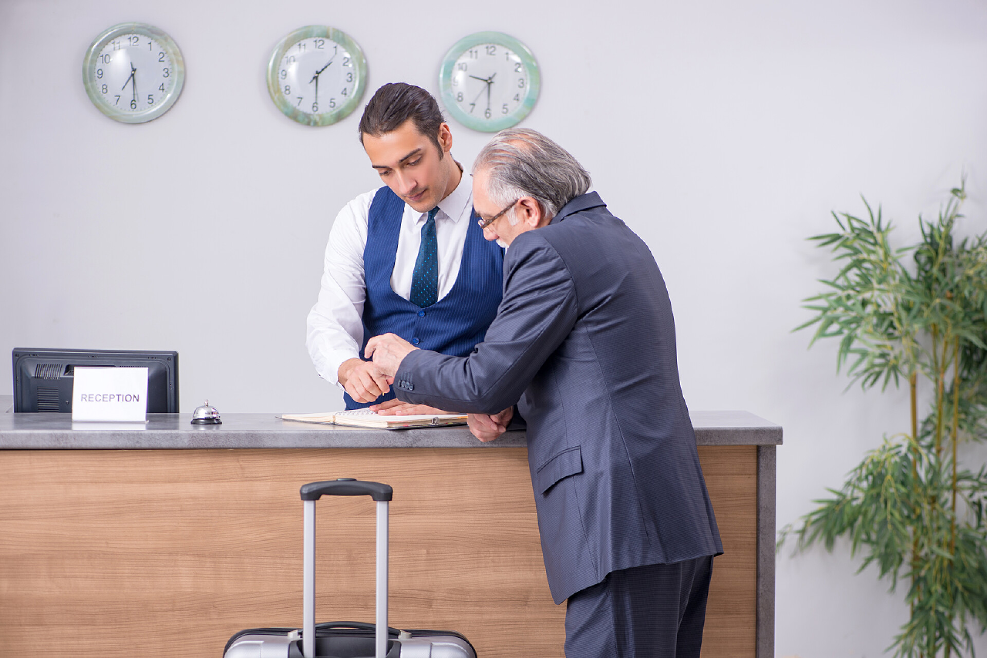 酒店前台正在接待一位老商人酒店接待处的老商人