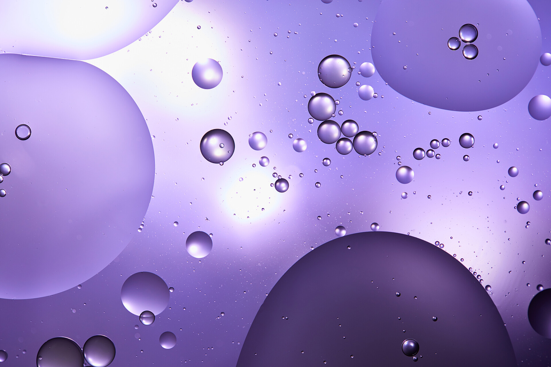 紫色泡泡纹理背景从混合水和油泡中提取出美丽的抽象紫色纹理