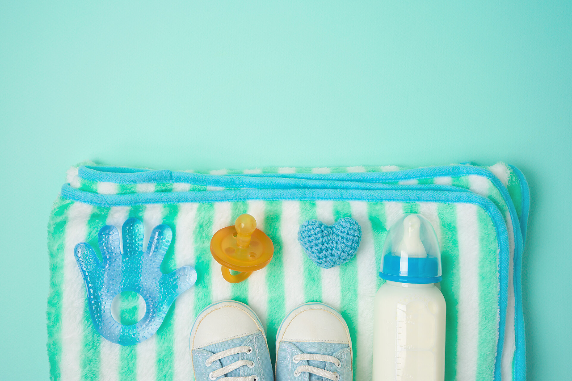 蓝色背景下新生儿用品蓝色背景下的新生儿饰物。 来自abo的顶级视图