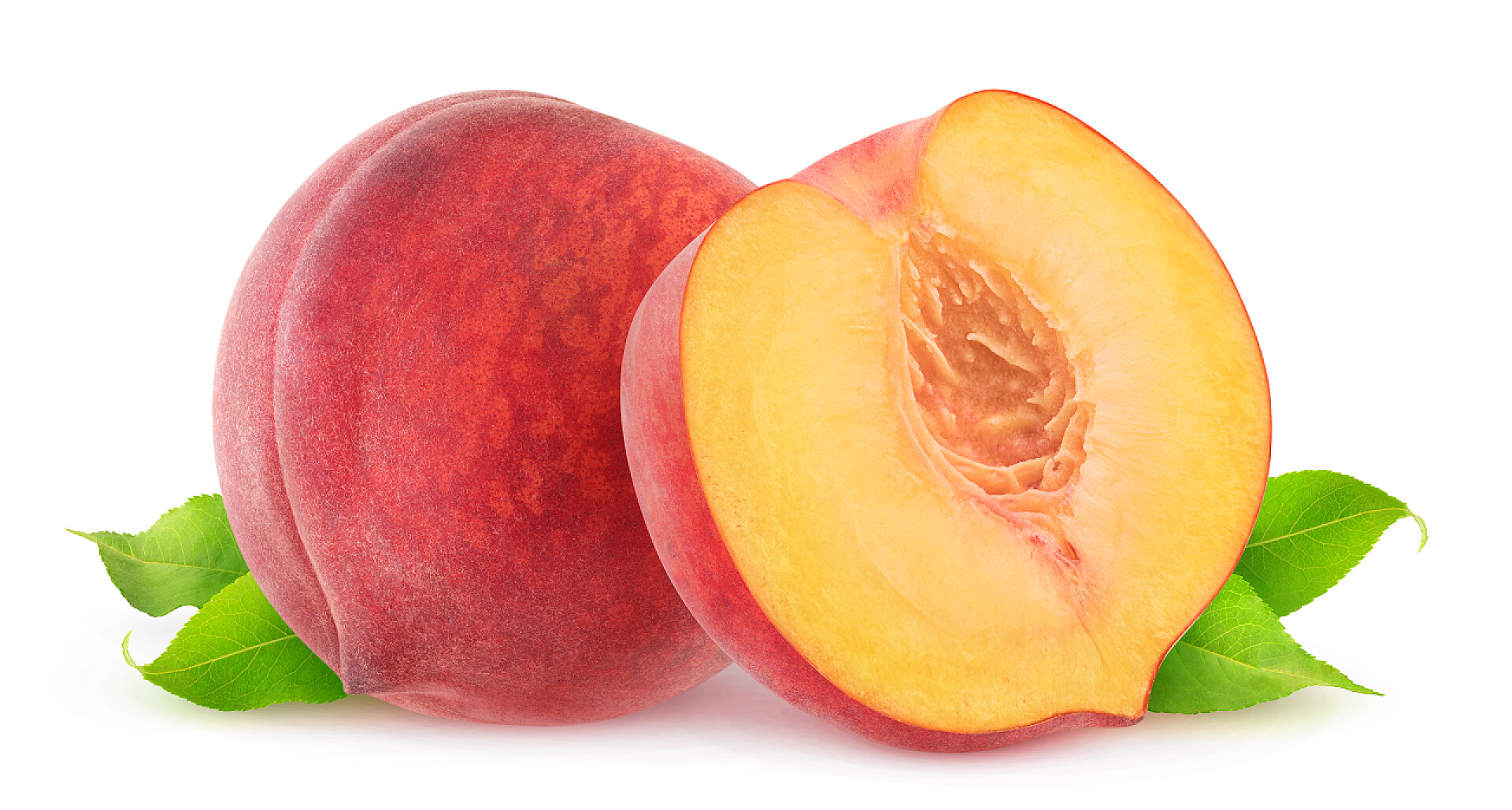 白色背景中一颗新鲜的桃子和切开的桃子孤立的桃果实
