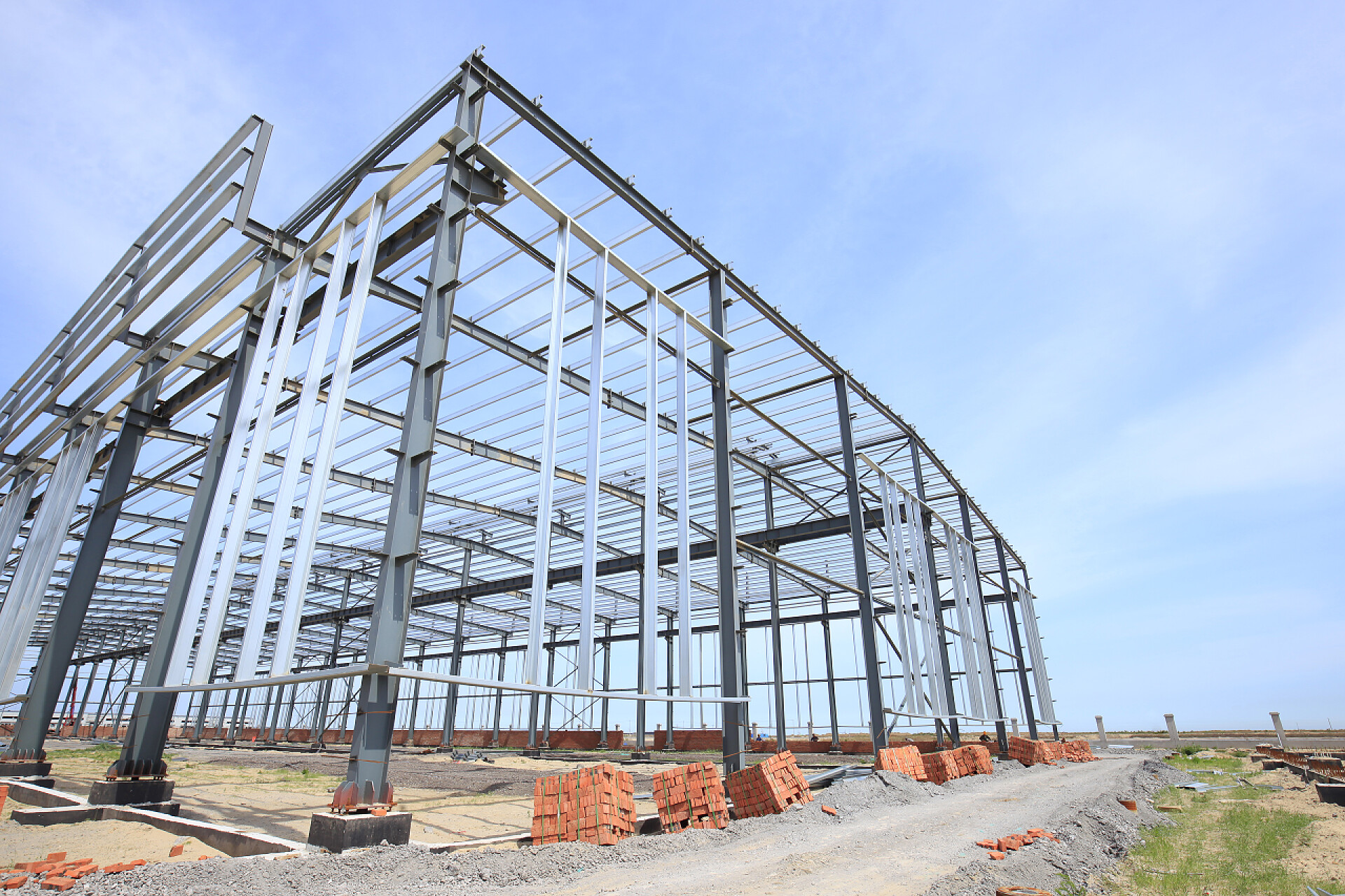 蓝天白云下工地上的钢架框架钢结构