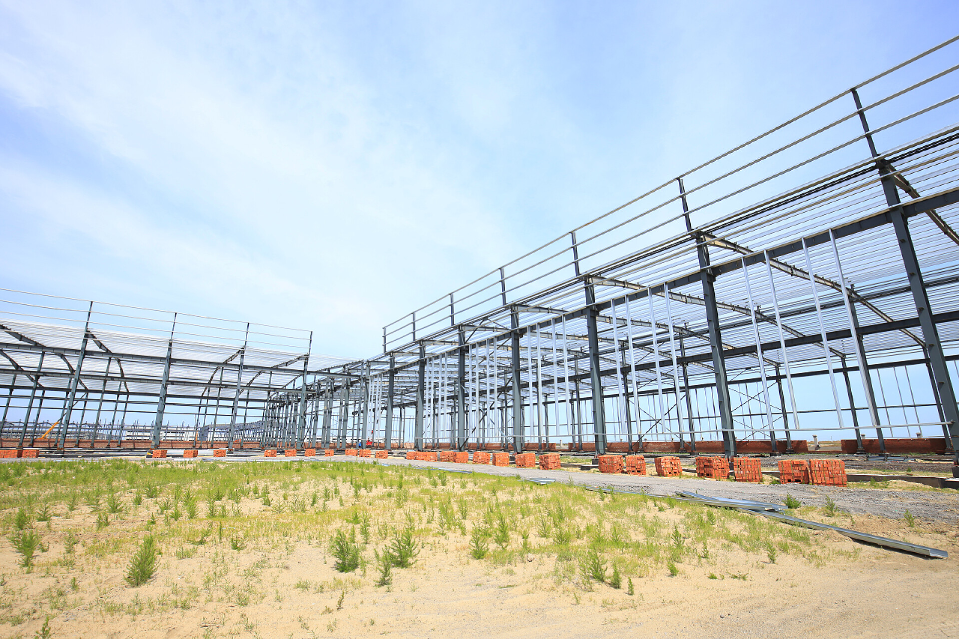 蓝天白云下工地上的钢架框架钢结构