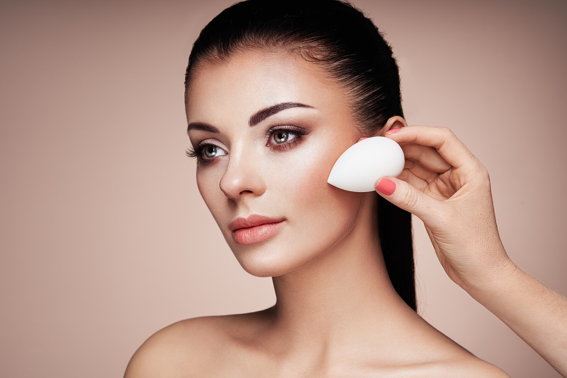 化妆师正在给模特打腮红化妆师适用肤色