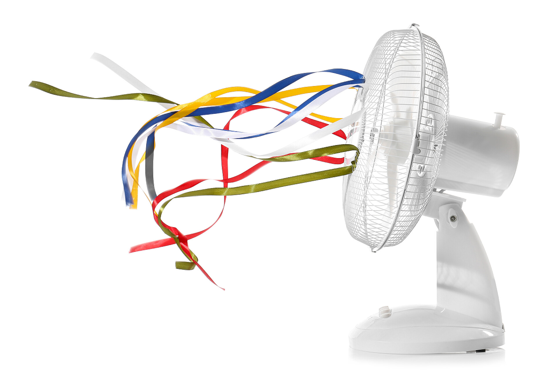 白色背景上飘扬丝带和电扇白色背景上飘扬丝带的电扇