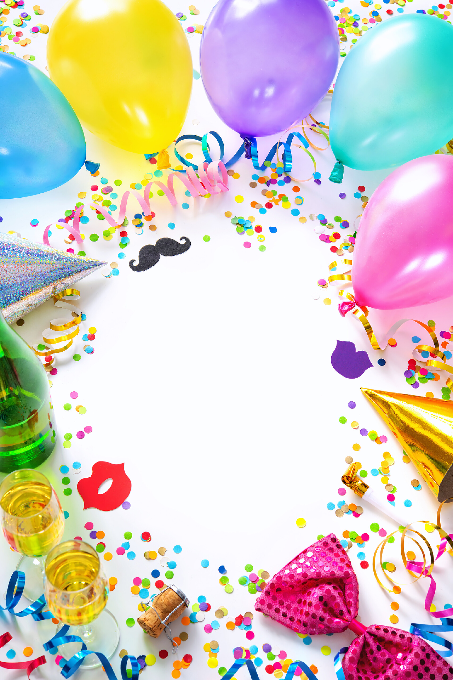 白色背景上的气球彩带各种过节装饰品狂欢节、生日、新年或其他庆祝活动的背景