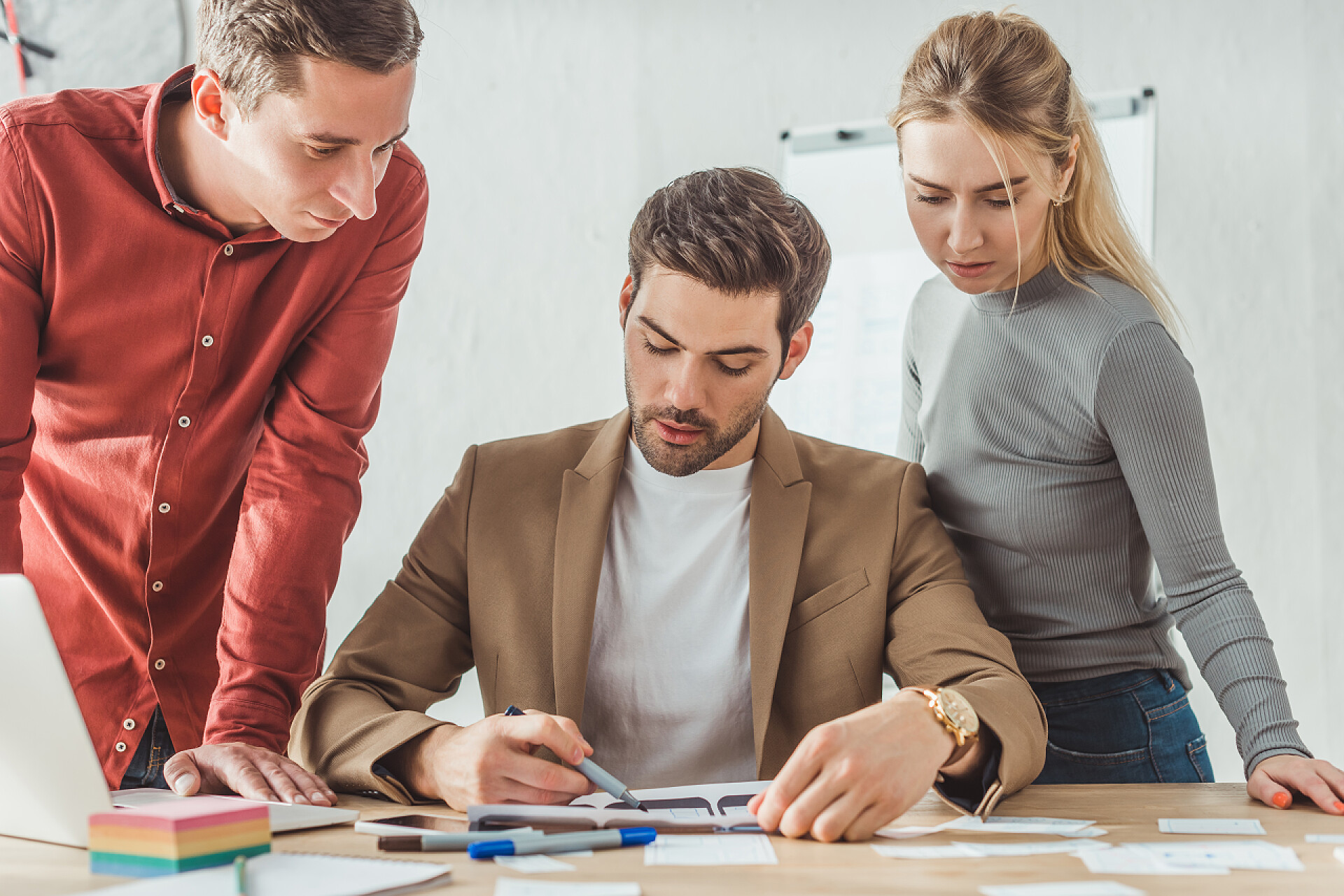 同事在办公室内讨论工作移动网站设计应用程序设计人员对办公布局的选择性关注