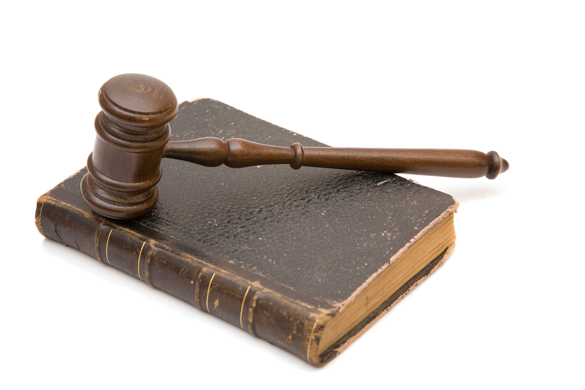 白色背景中古老的法律书籍和木锤法律概念
