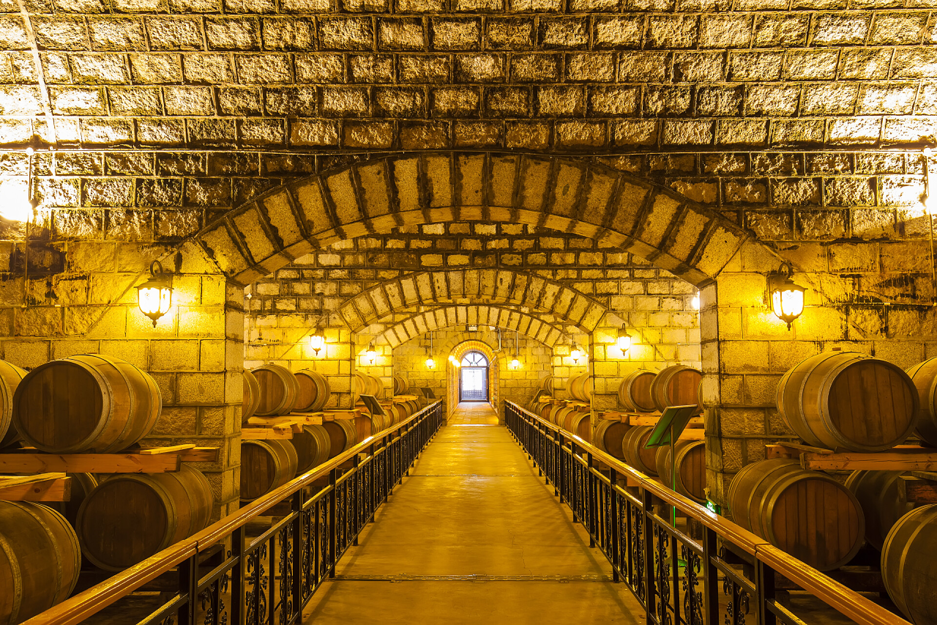 金碧辉煌的地下酿酒厂堆积在地窖里的酒桶 