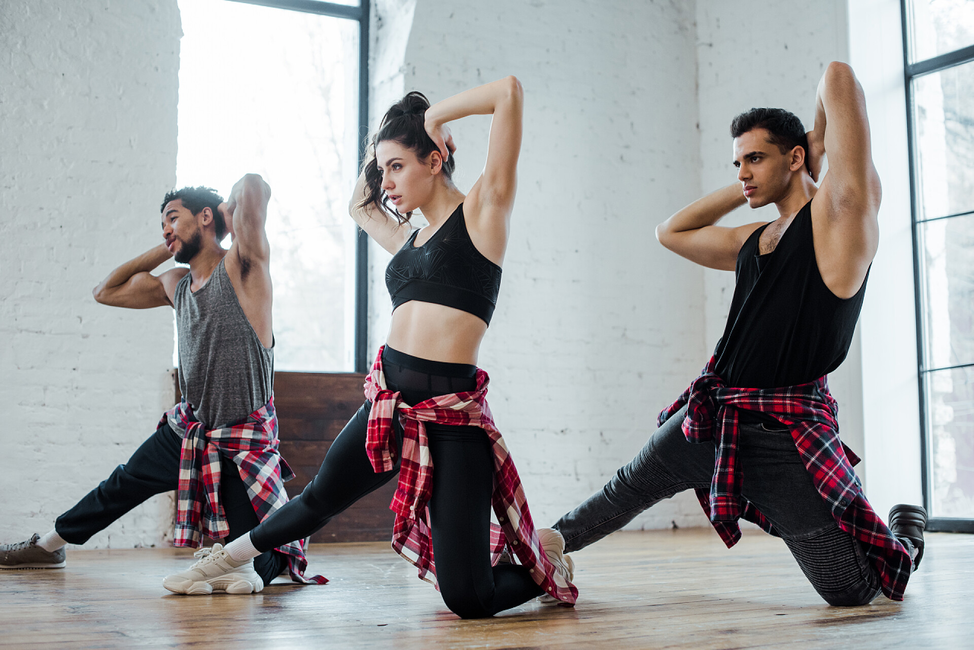 年轻的男人和女人正在房间内跳舞美丽的多元文化男人和迷人的女人一边舞着爵士舞一边抚摸着头发k 