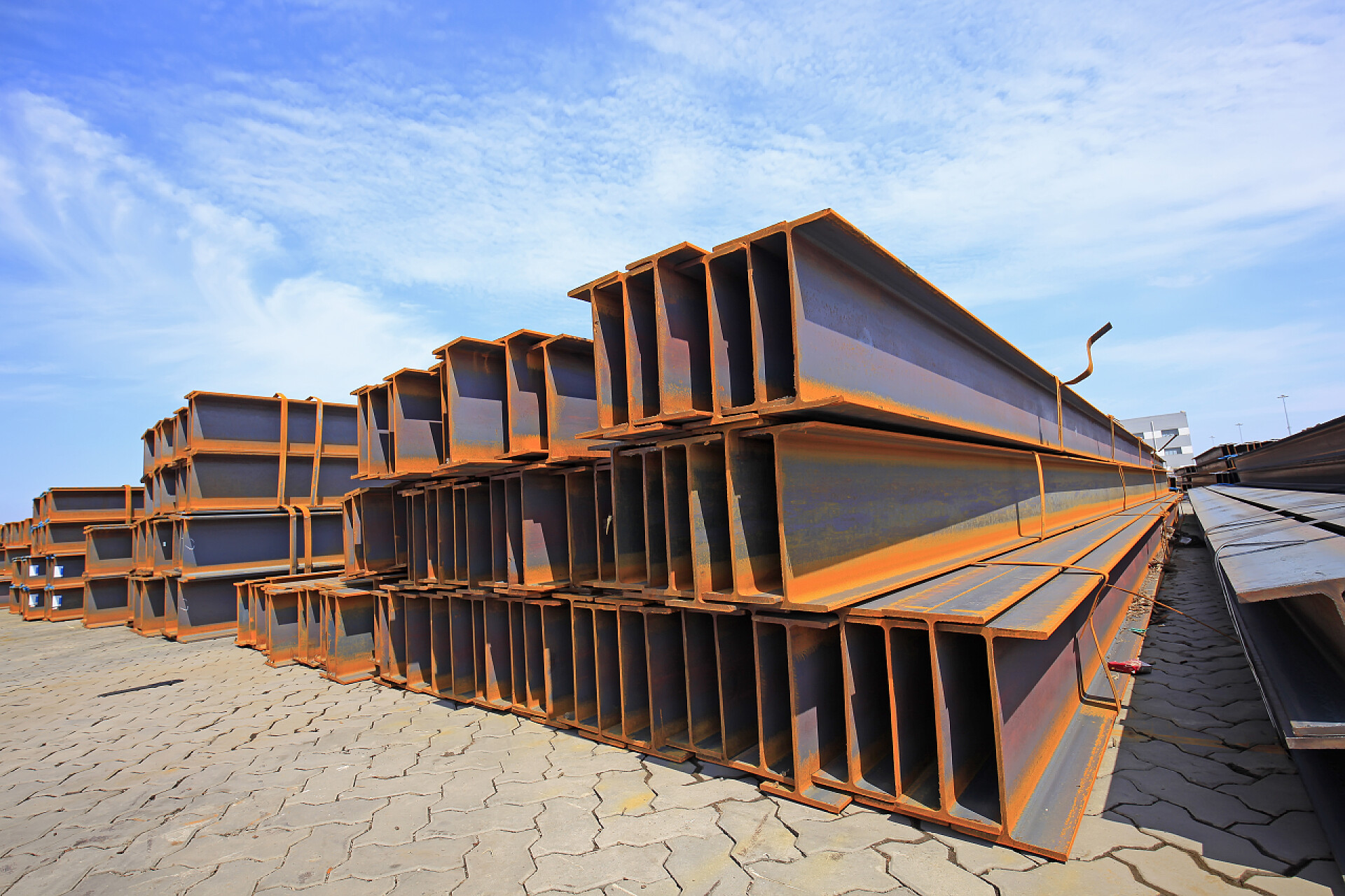 蓝天白云下建筑工地的建筑材料брюнетка жіночі моделі здивований або surpised вираз