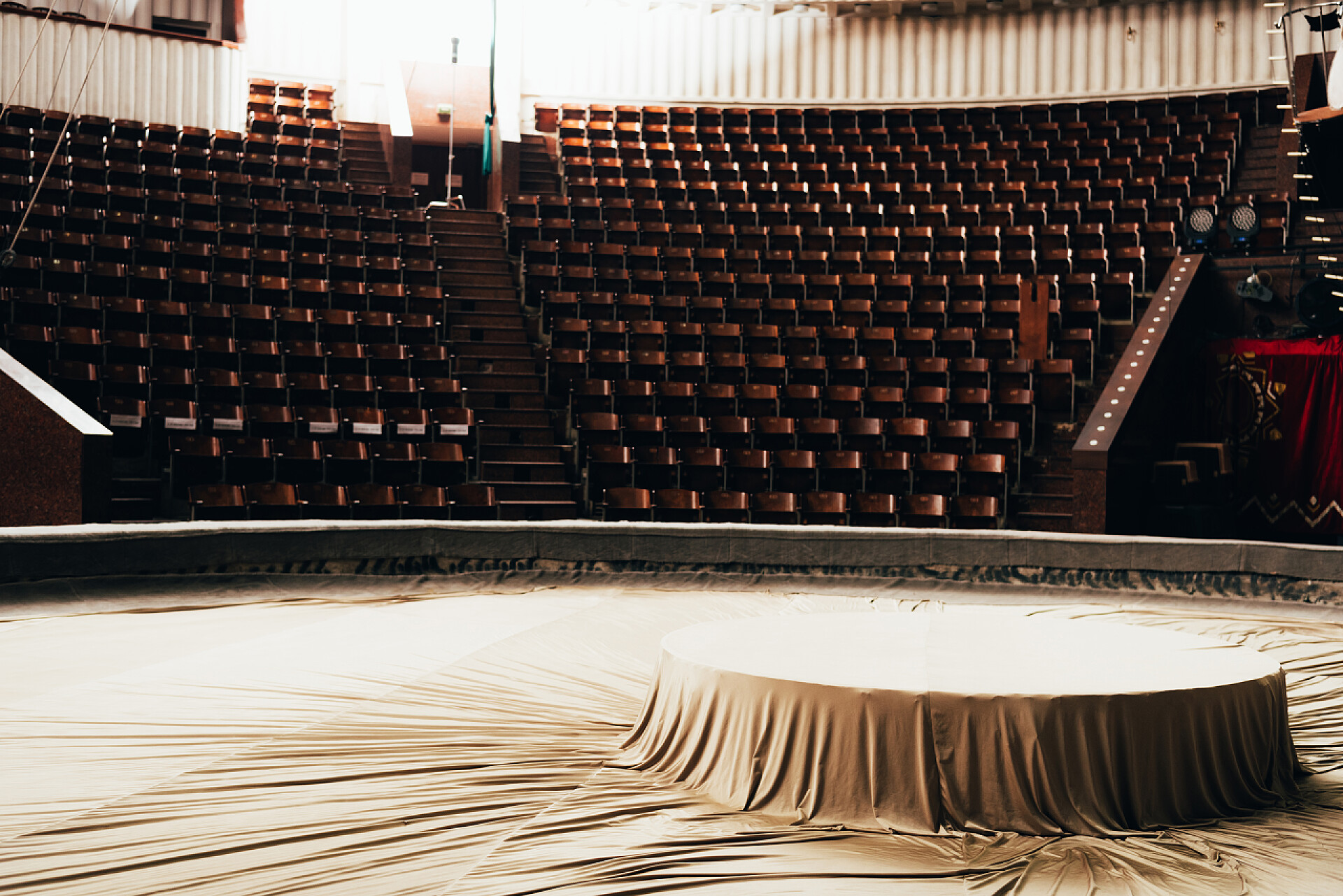 空旷的剧场和舞台有选择地把重点放在后台座位的马戏团舞台上