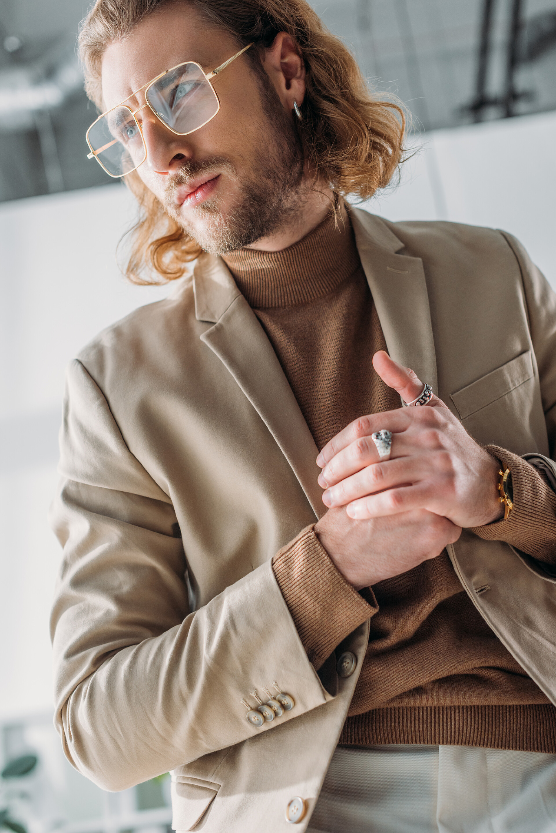 一个戴眼镜的生意人在办公室望着远方戴眼镜的优雅时髦的生意人在办公室里望着远方