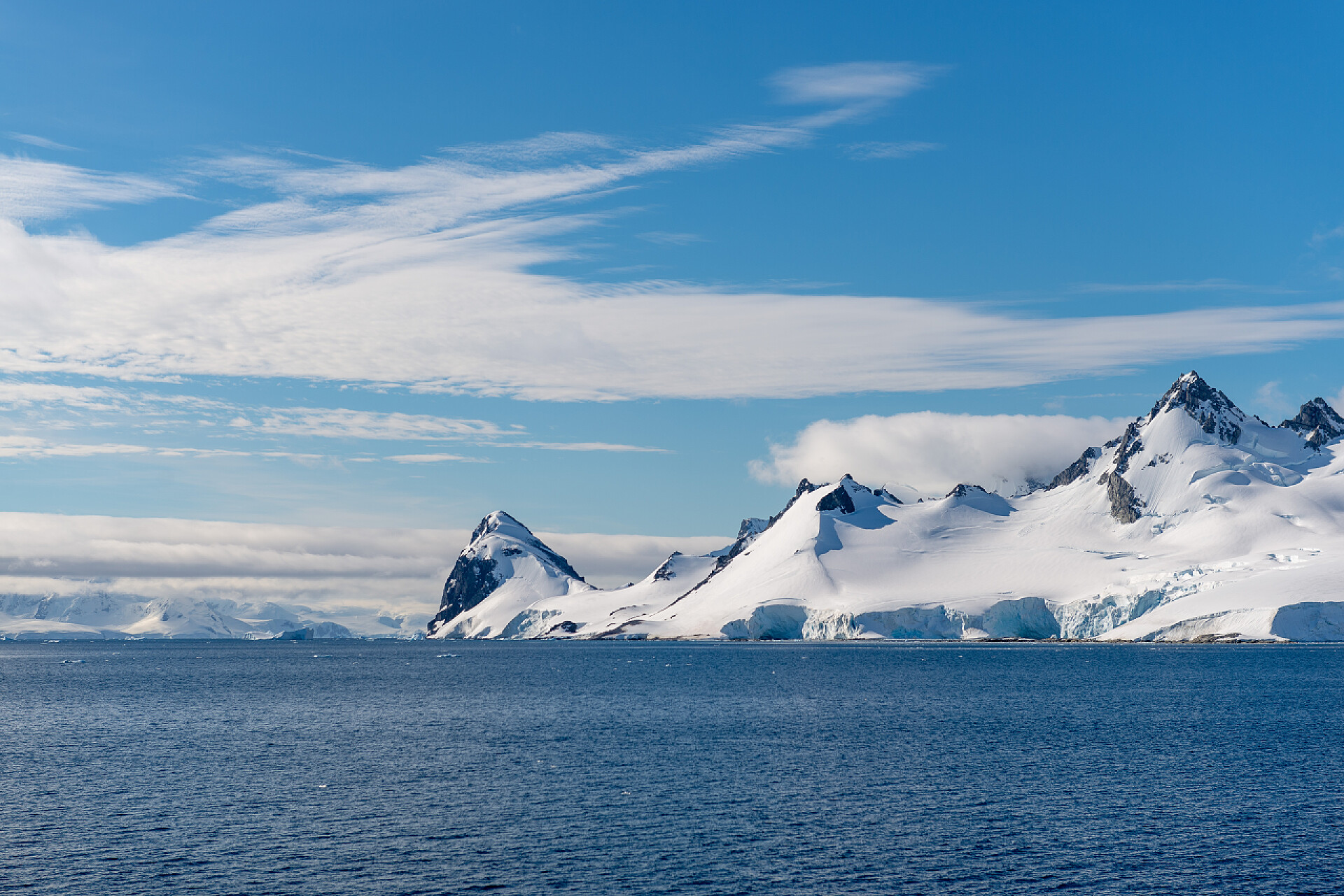 蓝天白云下美丽的南极景观海上有冰山的南极景观