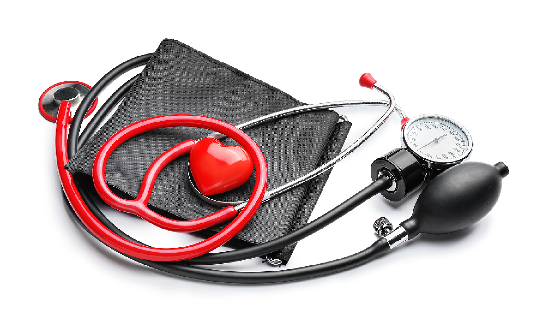 白色背景红色心脏模型和血压计红色心脏的血压计在白色背景