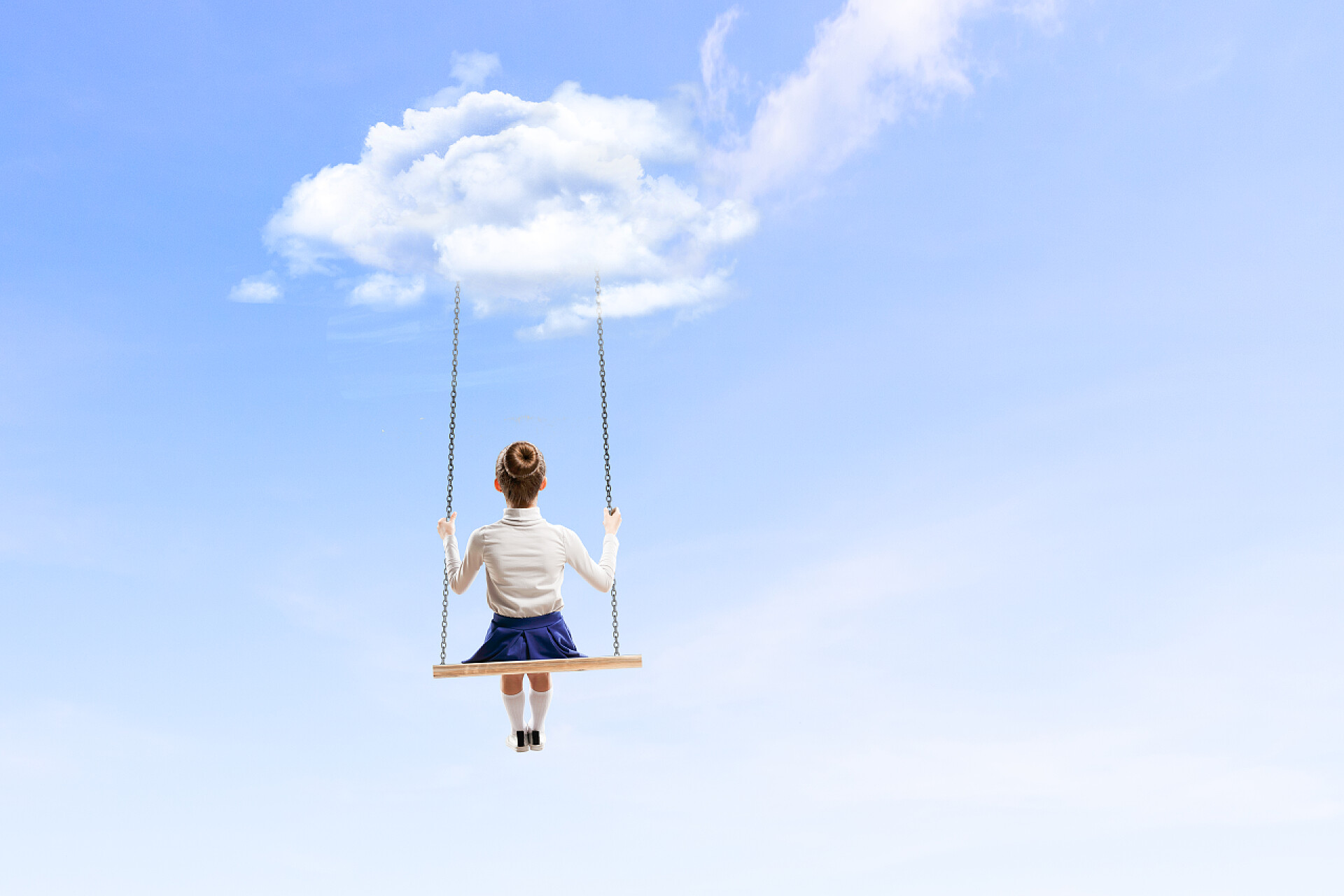 可爱的小女孩在蓝天中高高地荡秋千只是自由和快乐。 混合媒体