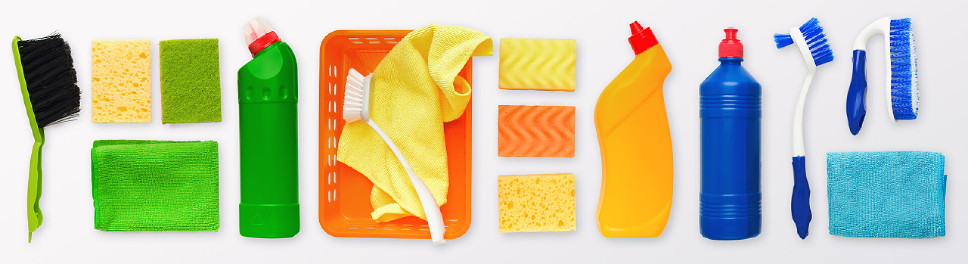 白色背景中各种各样的清洁工具一套白色背景的彩色清洁工具，平铺
