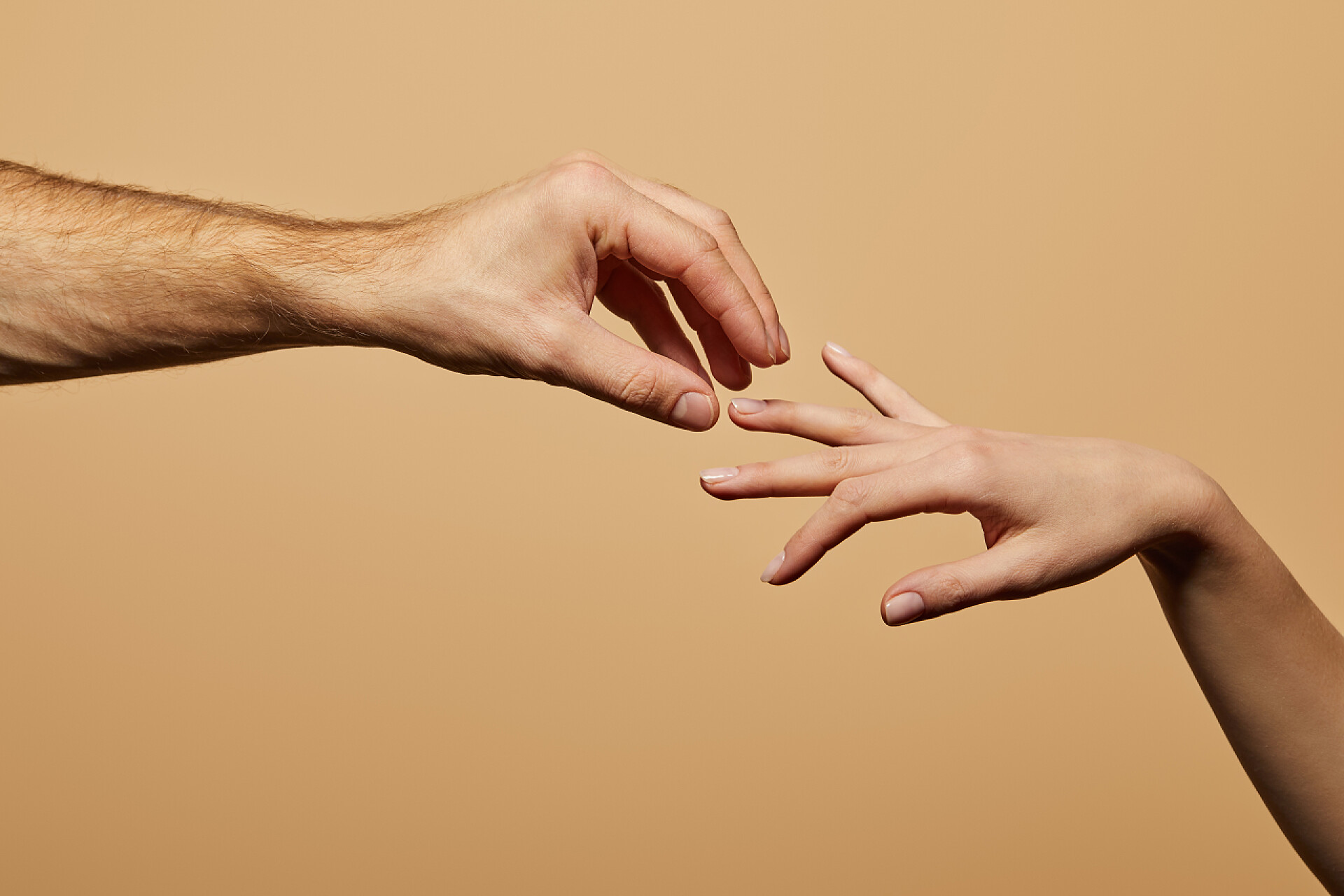 一个男人正在给一个女人带结婚戒指男人向因米色而与之隔离的女人求婚的剪影