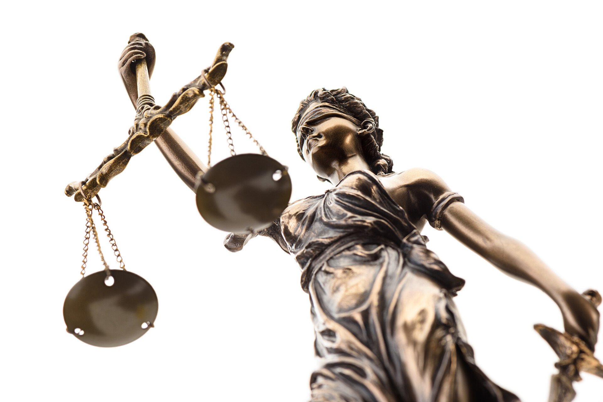 拿着天平的司法形象雕塑以白人背景为由孤立的司法形象