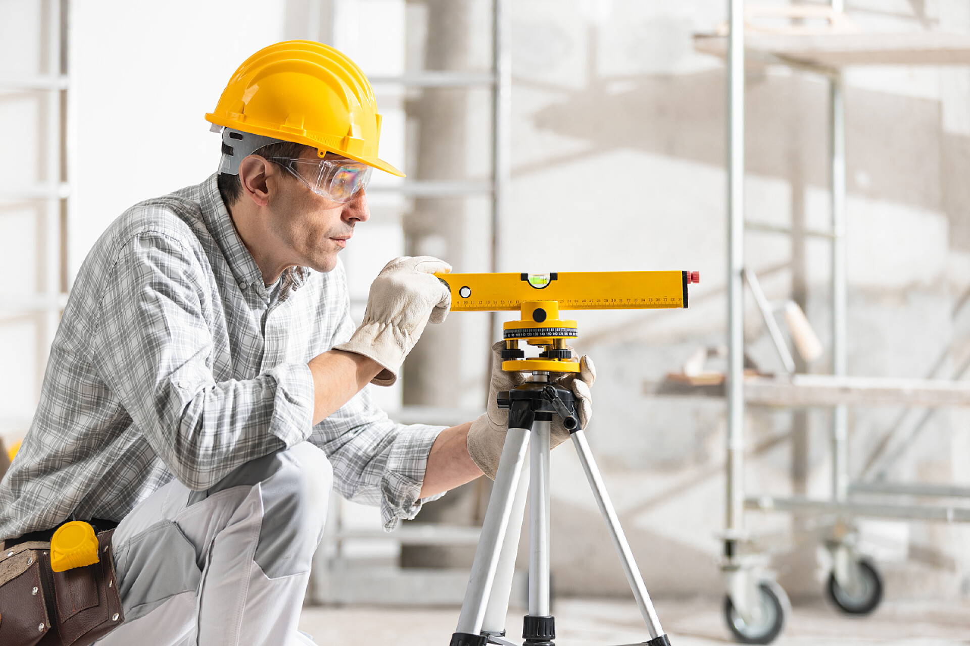 建筑工程师正在观察施工材料有平面图的建筑师、结构工程师或建筑商