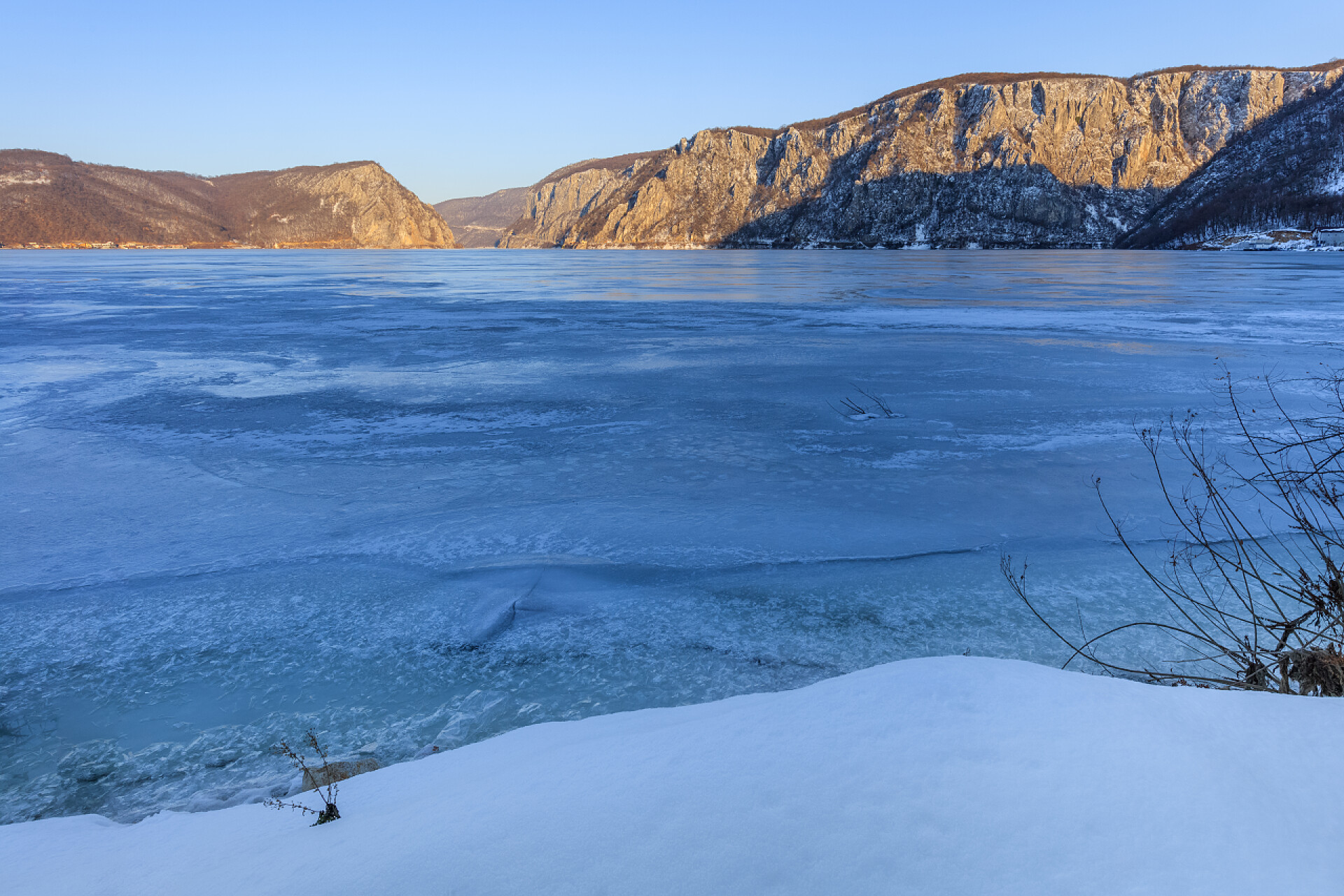 罗马尼亚多瑙河自然景观在冬天，罗马尼亚多瑙河三峡