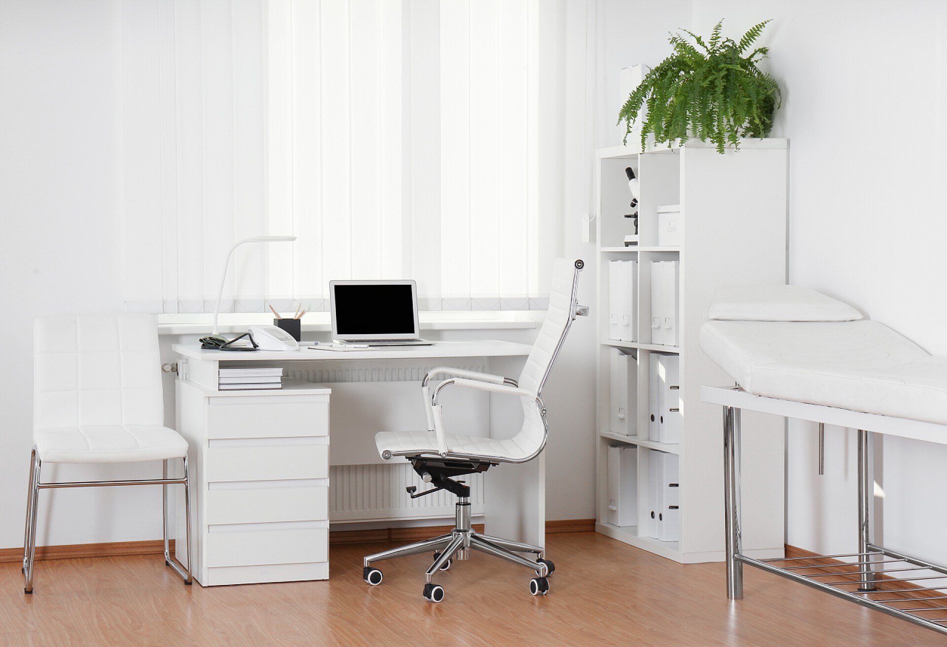 明亮的现代化医生诊所室内设计设有医生工作场所的现代医务室的内部