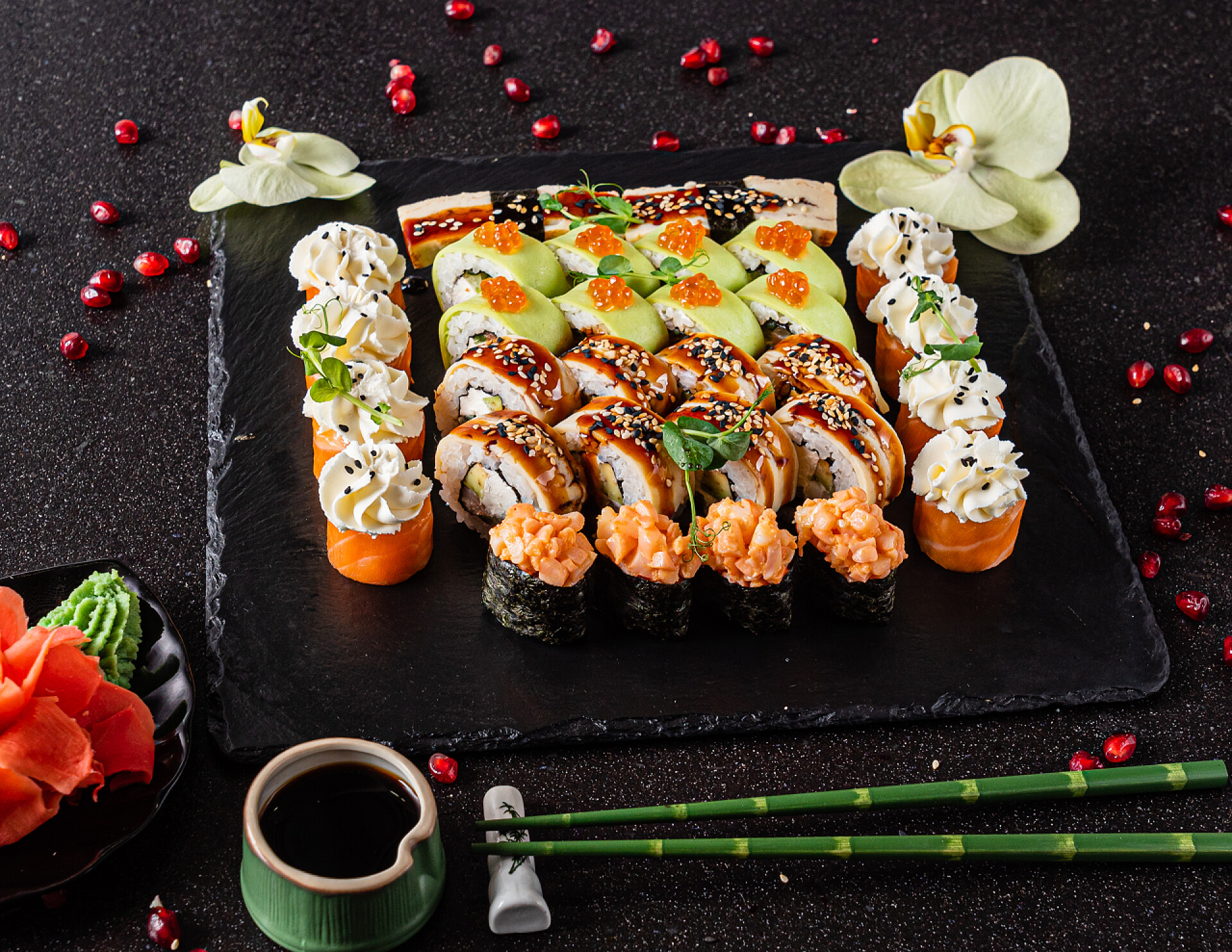 黑色背景上各种各样美味的寿司寿司在黑色背景上