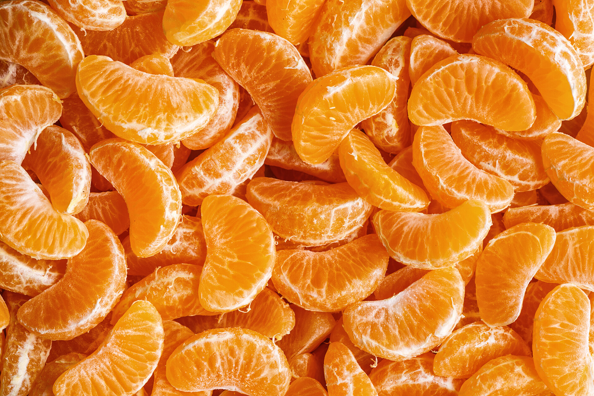 剥开的橘子瓣背景纹理Tangerine segments, orange background texture,Flat lay, top view