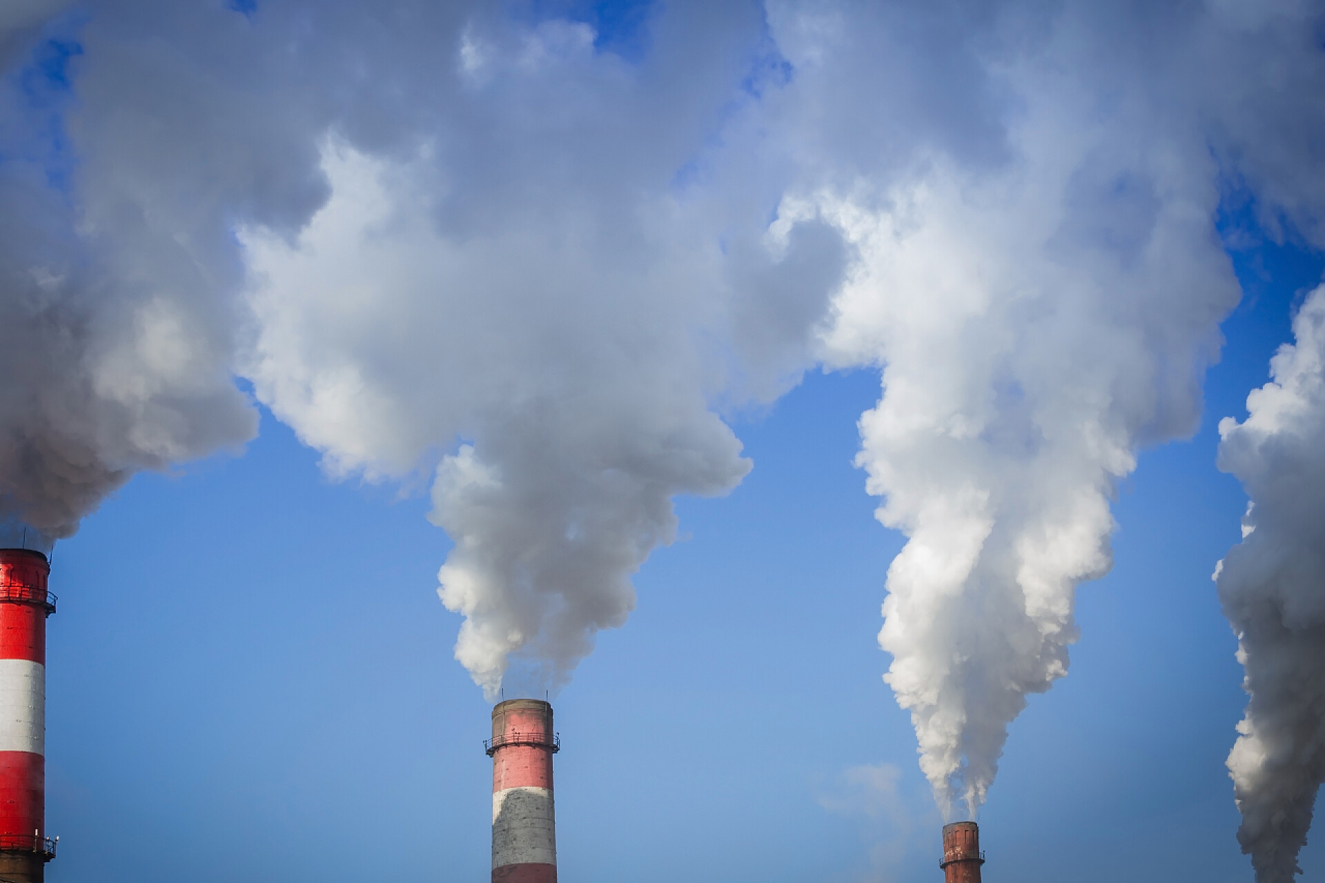 工厂的烟囱释放出黑色的烟雾Atmospheric emissions.