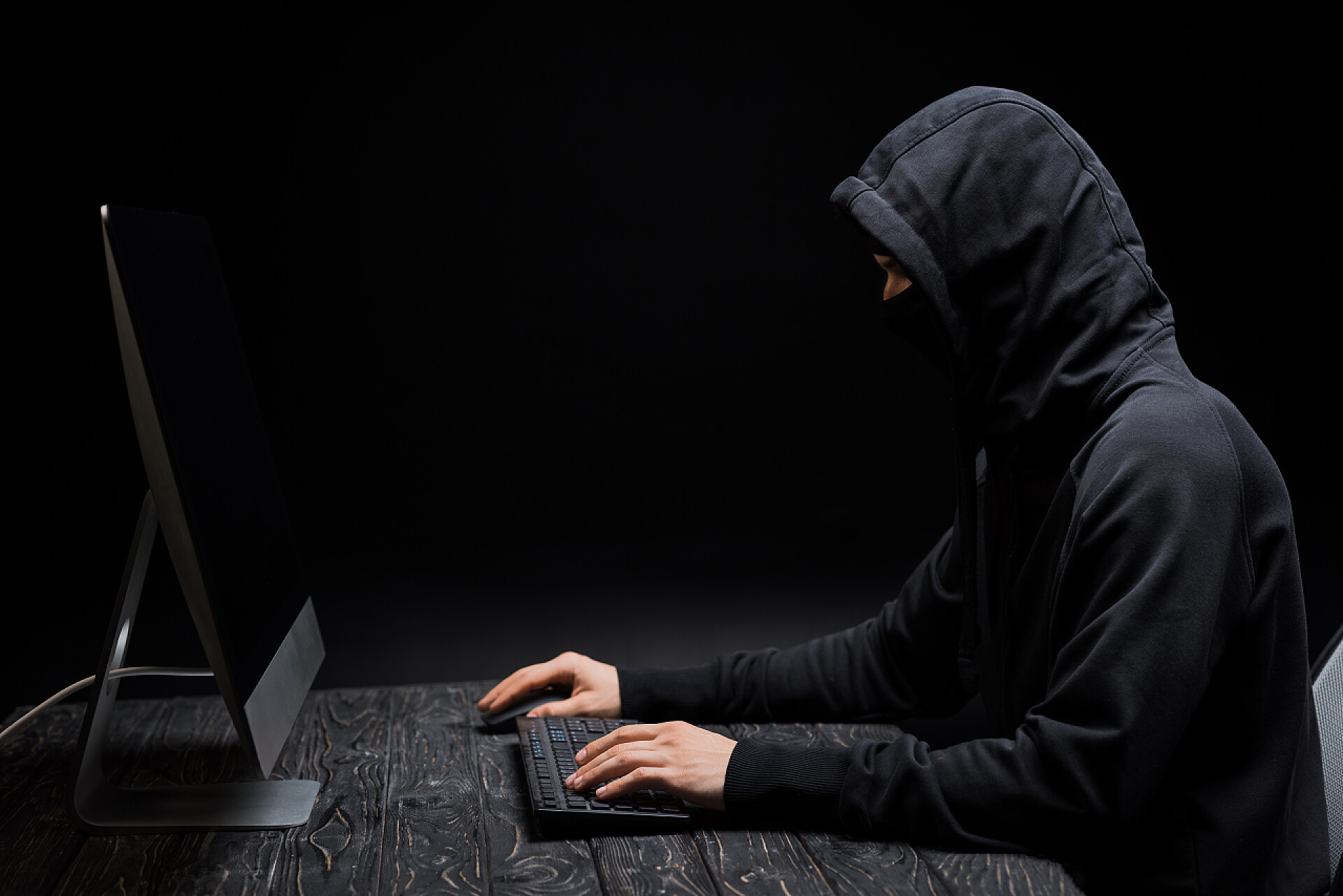 黑色背景中一名电脑黑客正在操控计算机黑幕黑幕黑幕黑幕电脑监控器 