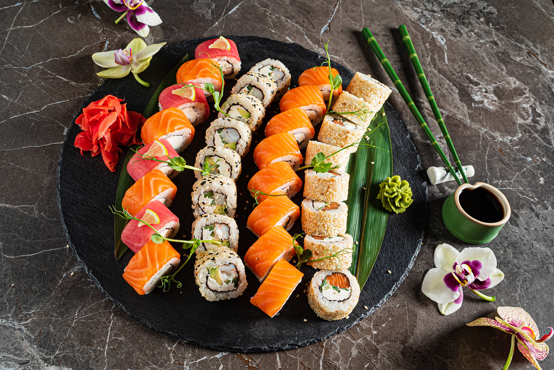 大理石背景上的寿司大理石背景上的寿司