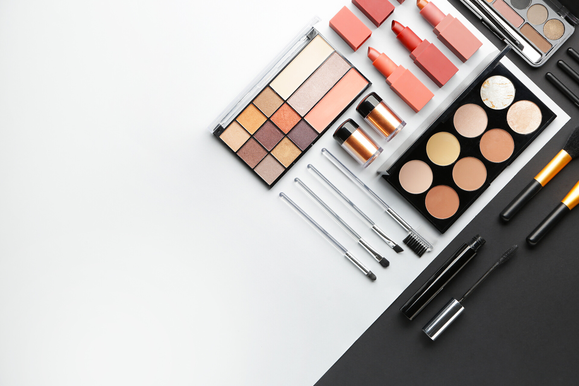 白色背景上各种各样的彩妆Set of decorative cosmetics on black and white background