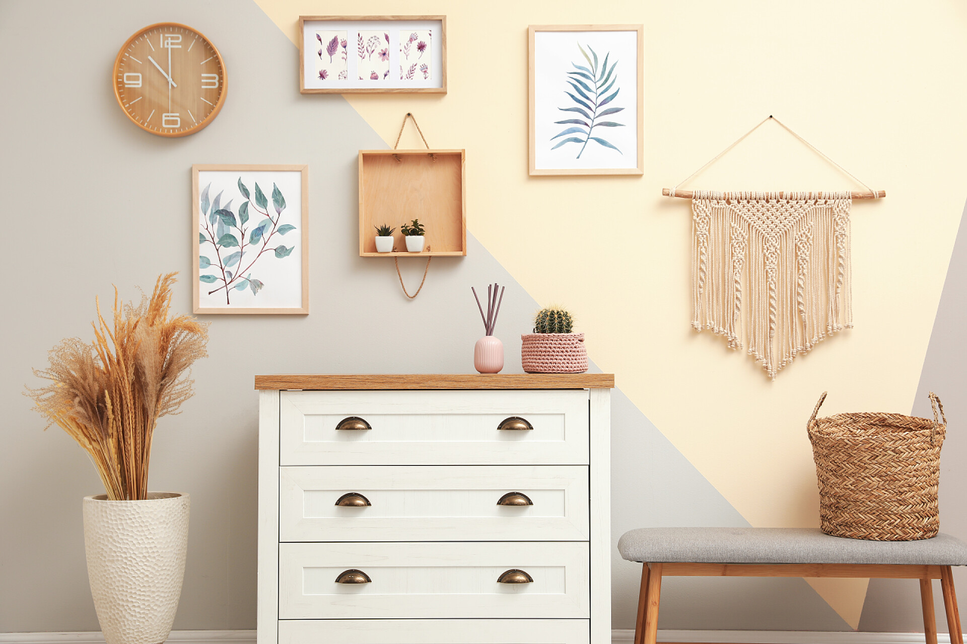 现代简约房子室内装修Stylish room interior design with floral paintings