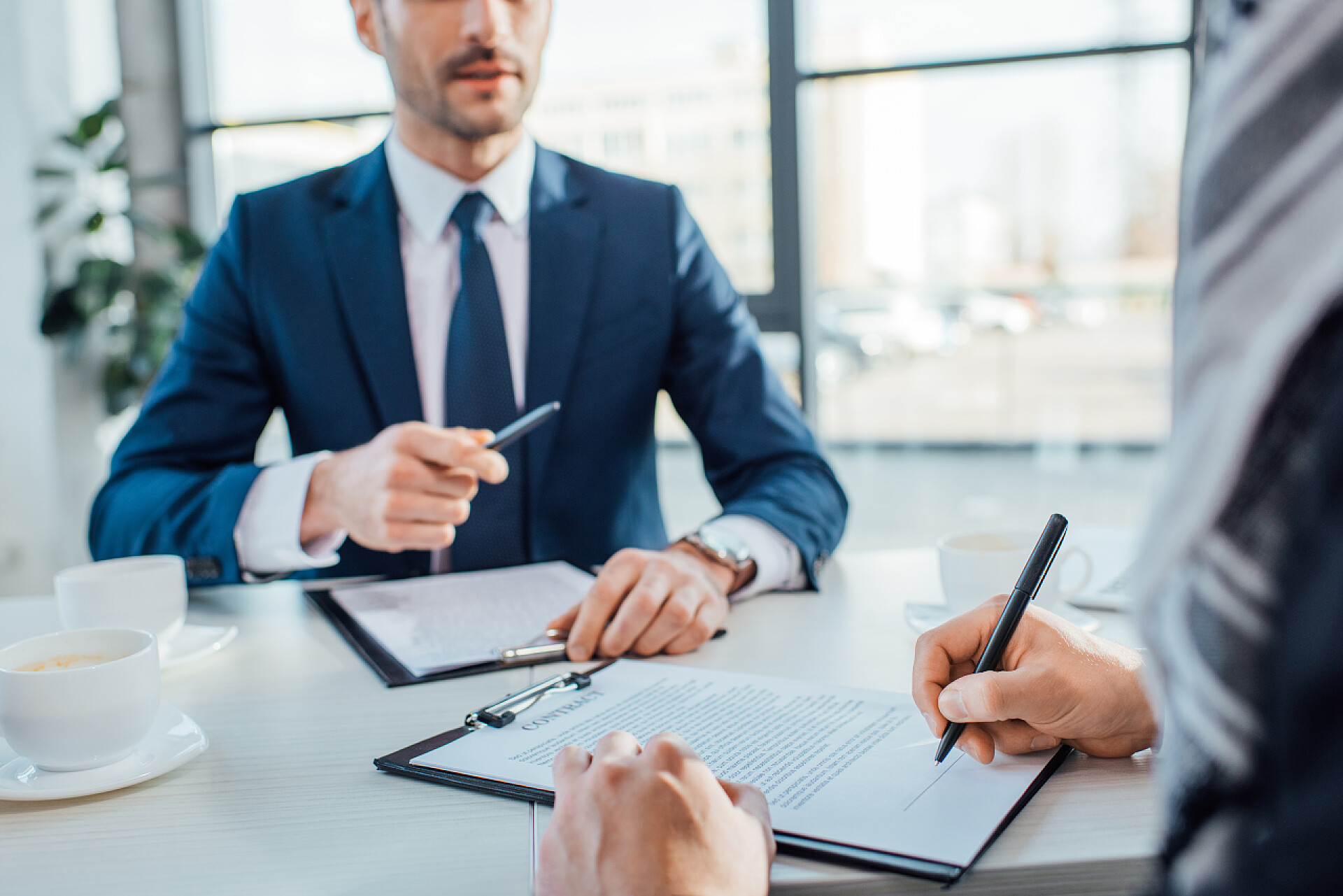 会议室内签合同的商务人员职业商人在现代办公室见面时签订合同 