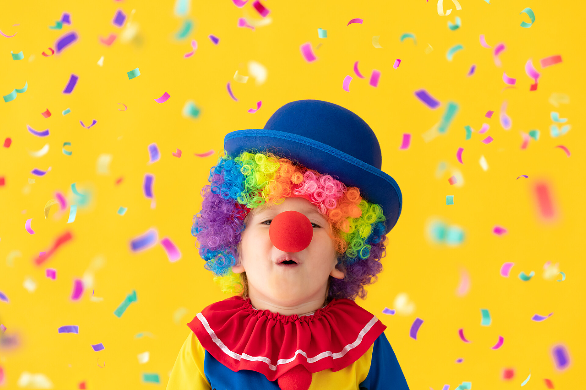 黄色背景下玩耍的小丑在黄色背景下玩耍的滑稽小丑