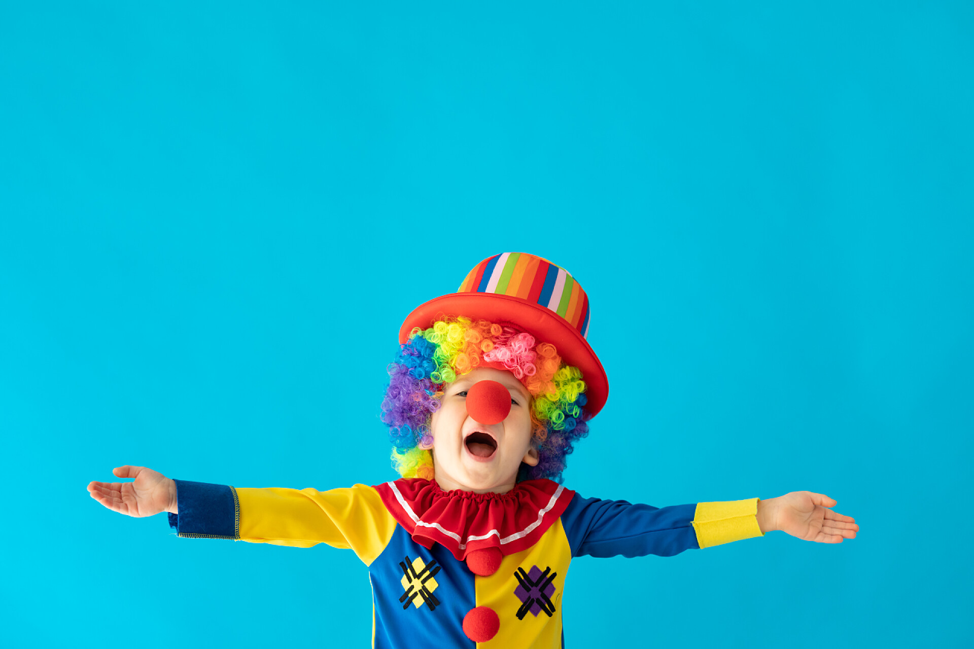 表演的小丑有趣的孩子小丑玩室内