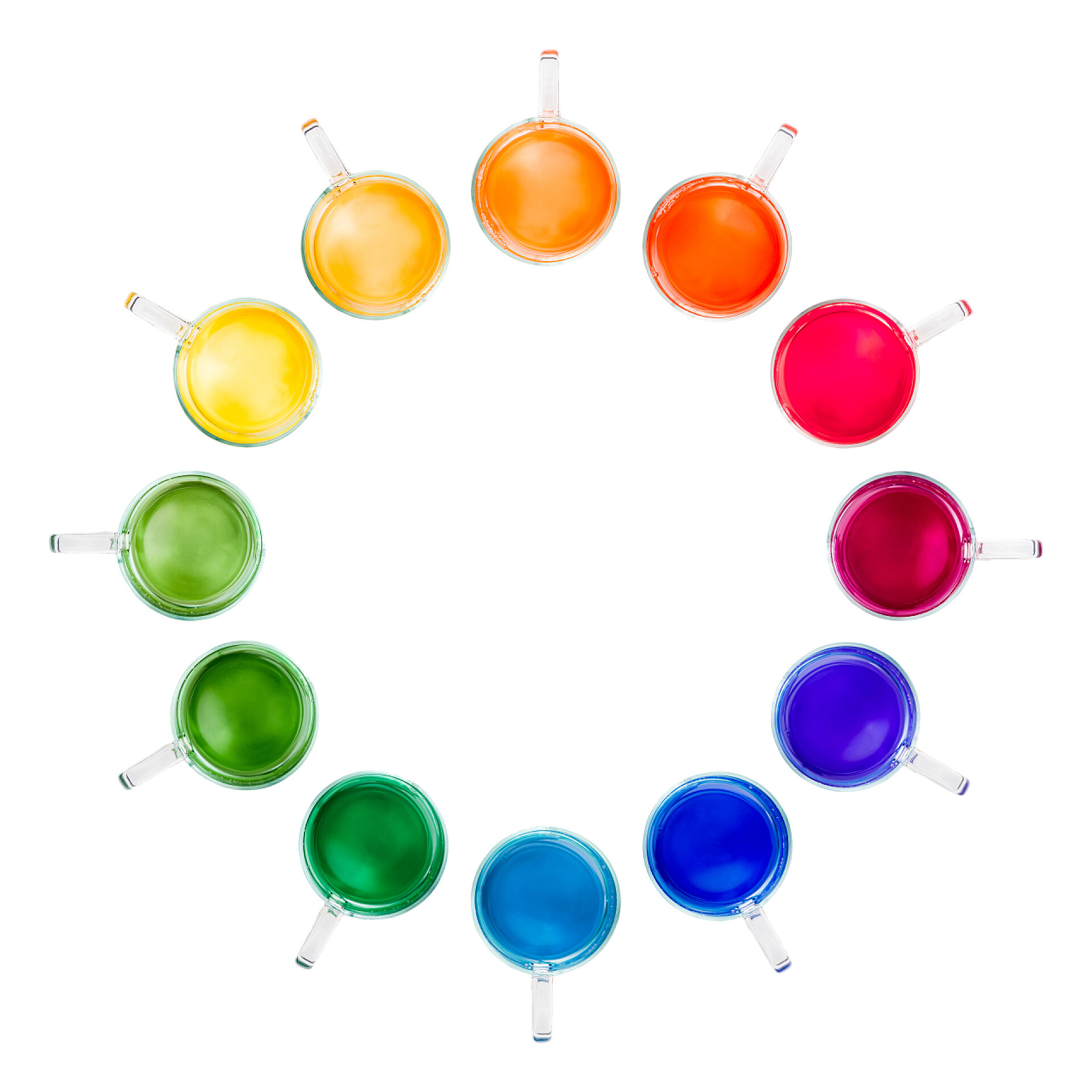 白色背景上五颜六色的杯子十二个杯子的圆圈，装有五颜六色的饮料，在白色的背景上隔离