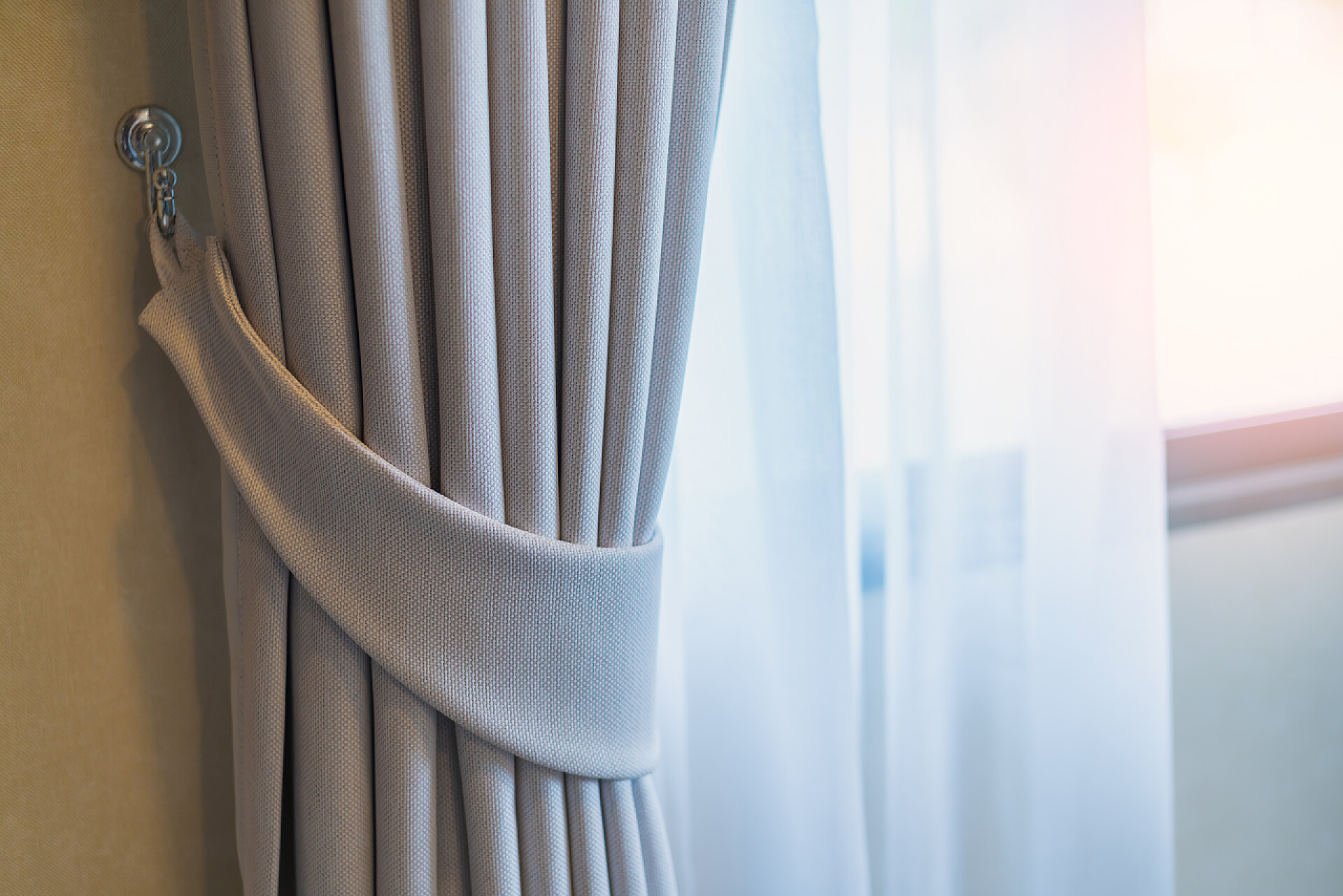 房间里的白色窗帘白色幕布的设计理念