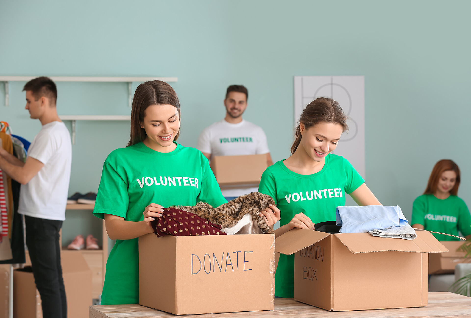 在室内想捐赠的志愿者向室内穷人捐赠的志愿者