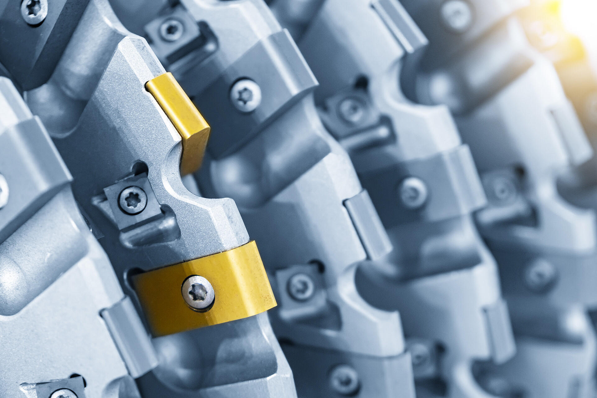 蓝色的零部件特写镜头浅蓝色背景下Cnc铣床用片状粗加工刀具。专用可调刀具文件Cnc加工中心。促进高生产率.