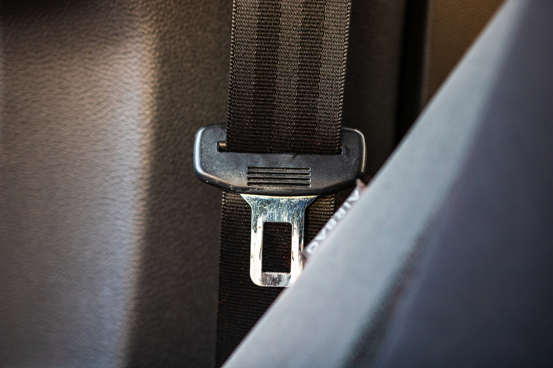 车内的安全带局部特写车内近照，安全带隔离.