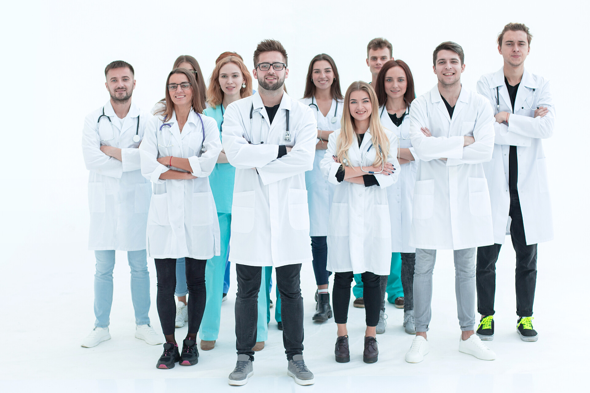 白色背景上的医护人员年轻的医生在研讨会上向演讲者提问