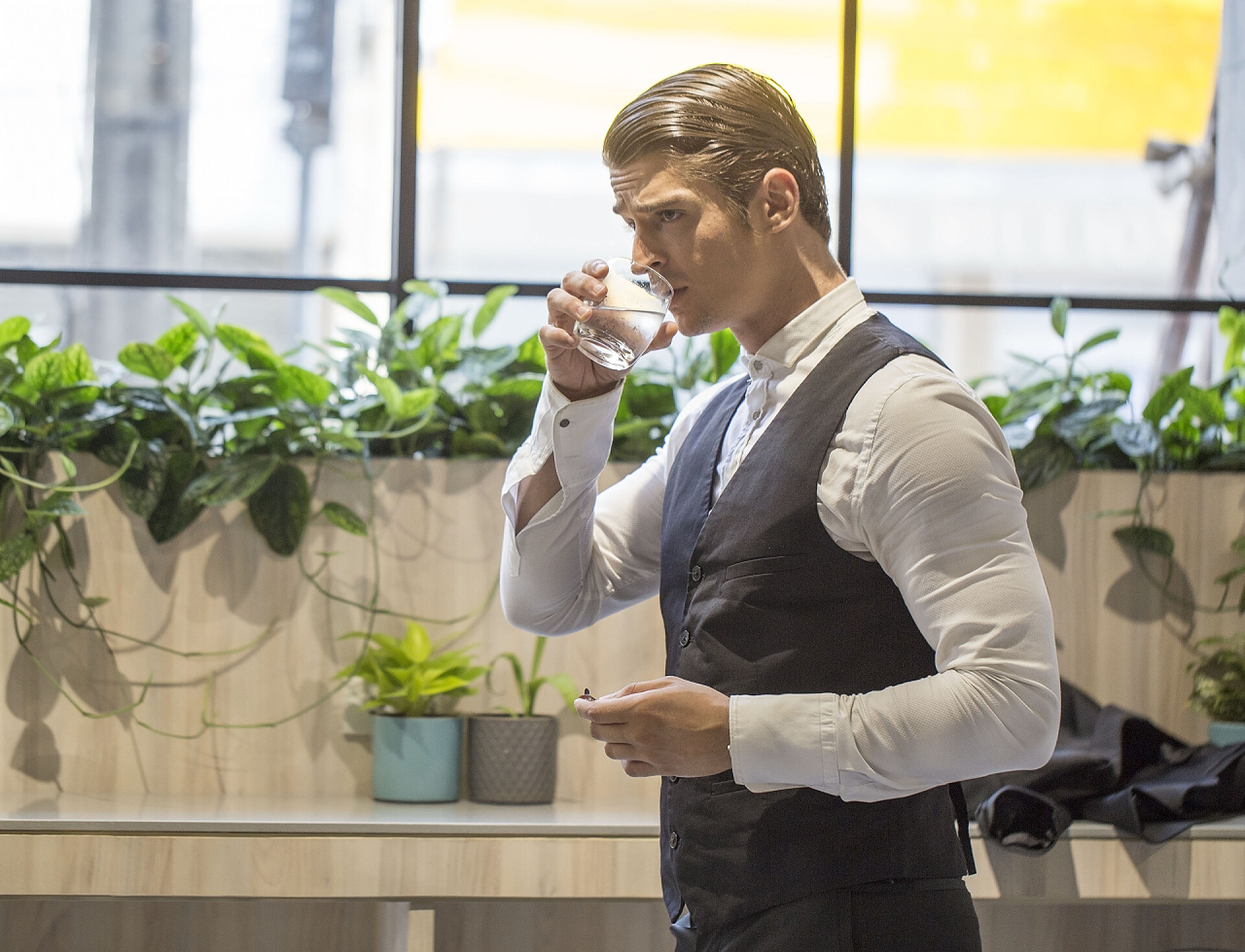 在办公室喝水的商人商人在办公室工作时感到恶心、发烧、吃药和喝水