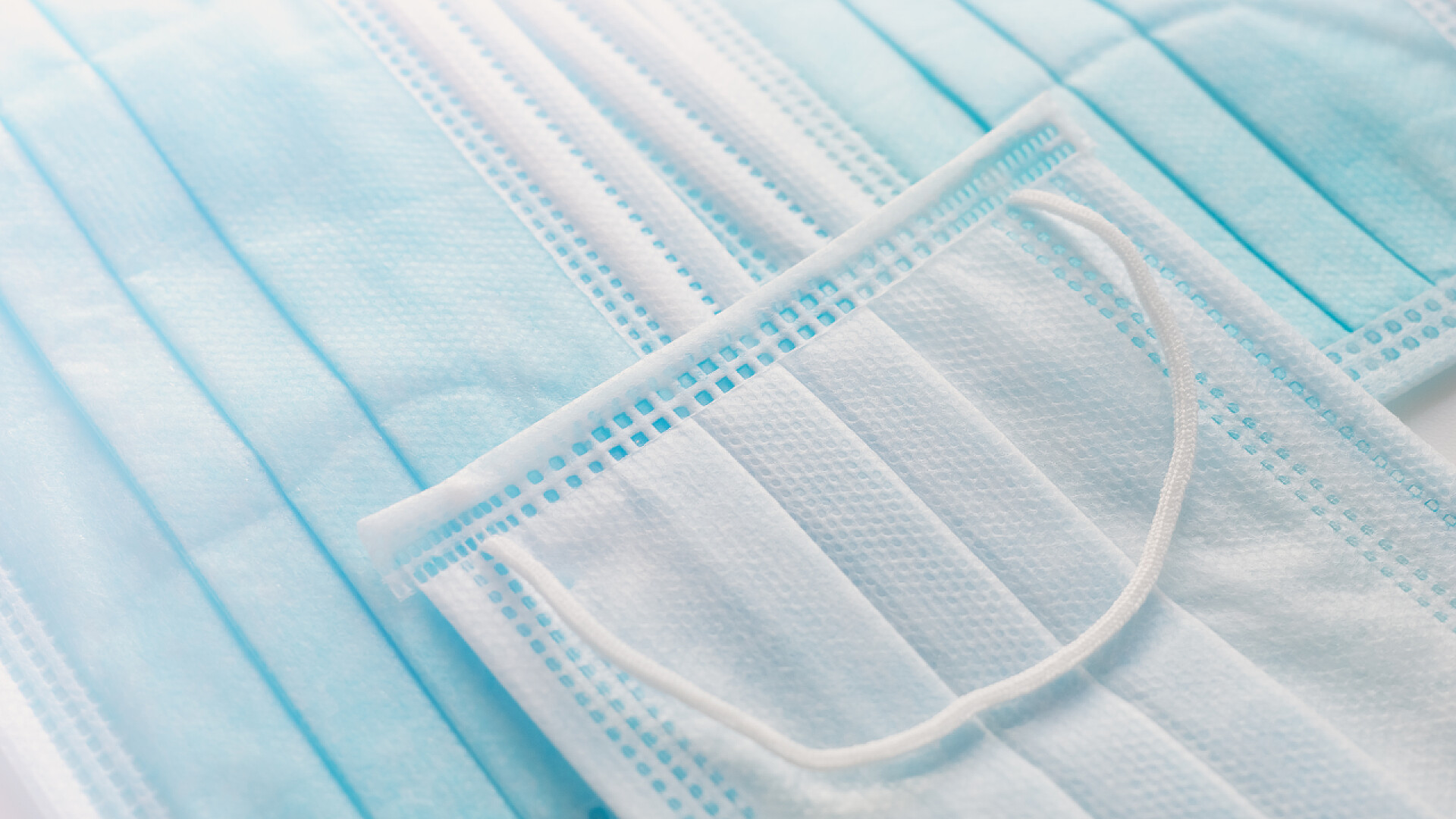 蓝色口罩特写镜头桌子上的蓝色医疗面罩特写