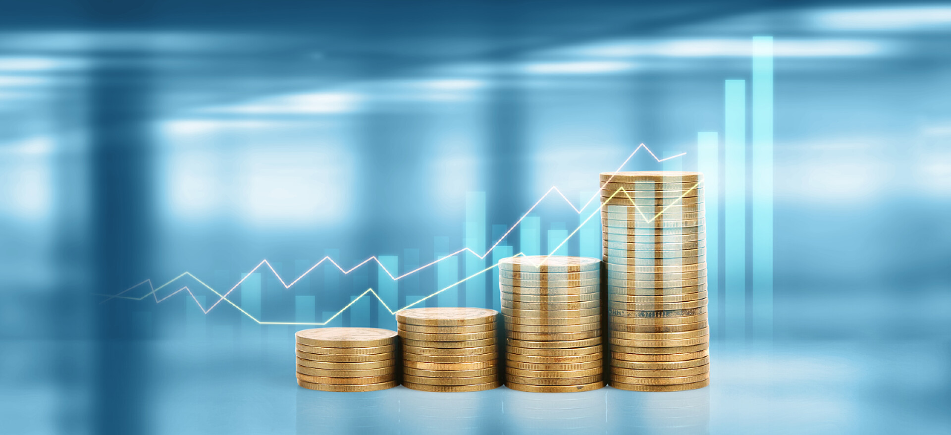 图上的股票市场上的折线图和一堆金币图上的股票市场。一堆堆硬币在堆栈上.投资和储蓄概念