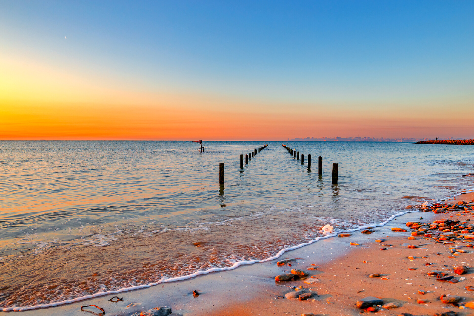 日出下的海上景观海上黎明时分.