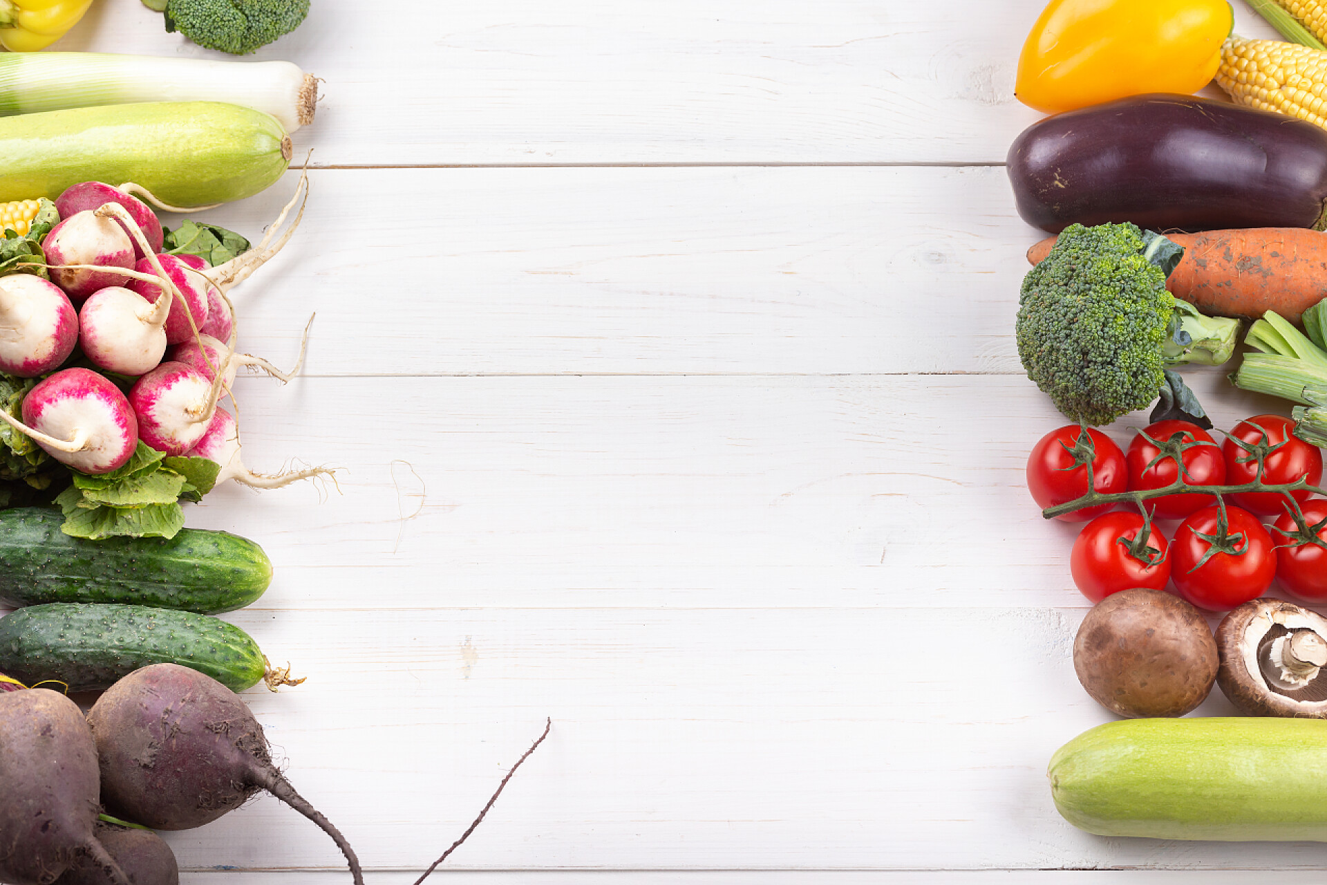 白色木板上的一堆蔬菜仰视图健康食品背景。健康食品,新鲜蔬菜的概念.素食或饮食食物的概念。带有免费文字空间的背景布局.