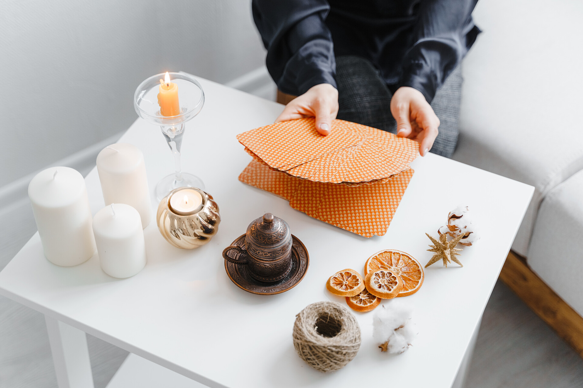 在桌布玩塔罗牌的人女人拿着隐喻联想卡.