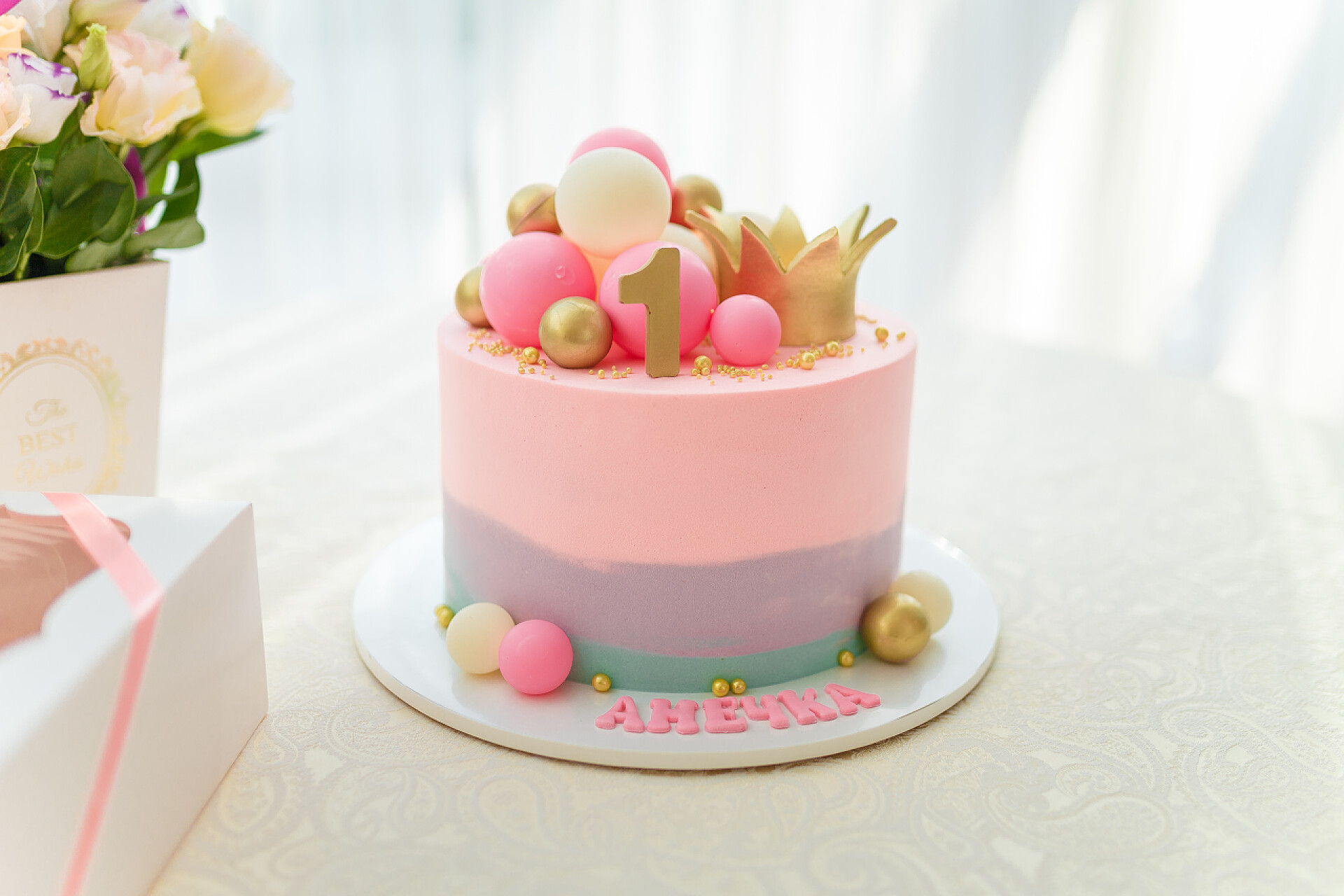 桌上的英式粉红蛋糕